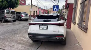 Camioneta invade banqueta y cajón para discapacitados