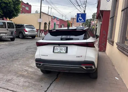 Camioneta invade banqueta y cajón para discapacitados Camioneta invade banqueta y cajón para discapacitados