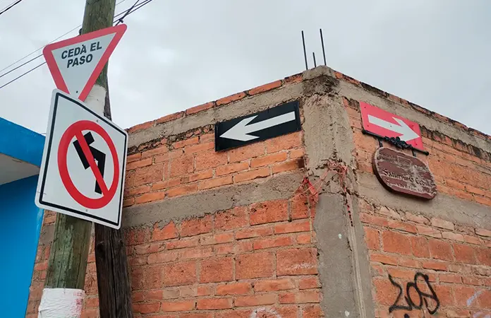 Colocan más señalética en calles de Villa de Pozos