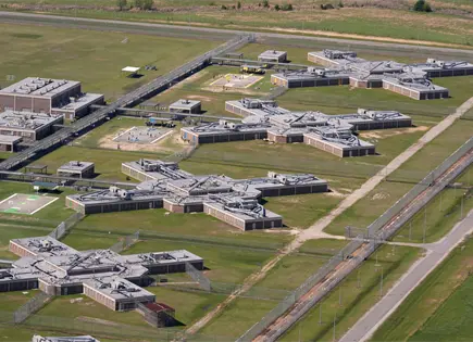 ICE flexibiliza normas de detenci&oacute;n y uso de inteligencia artificial