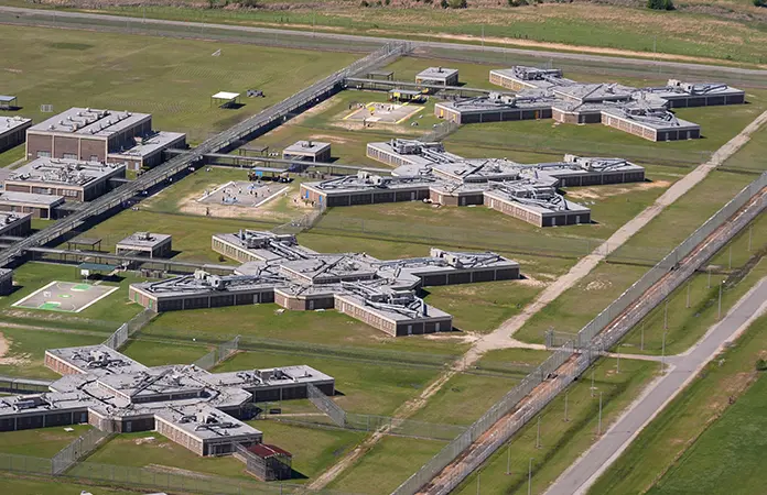 ICE relaja normas de detención usando la IA