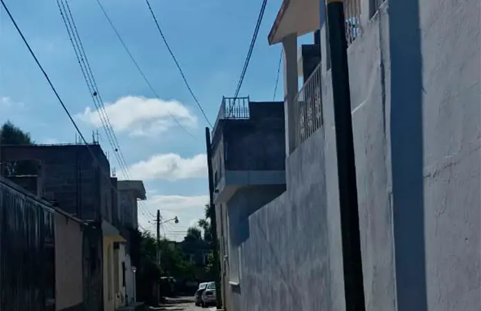 Adulto mayor cae de la azotea de su casa