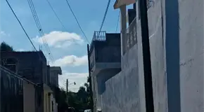 Adulto mayor cae de la azotea de su casa