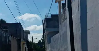 Adulto mayor cae de la azotea de su casa