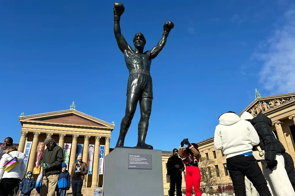 Aficionados brasileños respetan estatua Rocky en Filadelfia durante Mundial