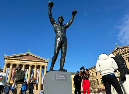 Aficionados brasile&ntilde;os respetan estatua Rocky en Filadelfia durante Mundial