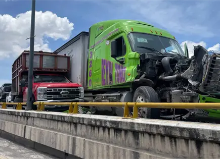 Choque múltiple en la 57 México deja cuantiosos daños Choque múltiple en la 57 México deja cuantiosos daños