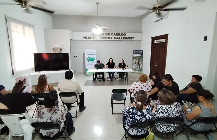 Dan plática de inclusión a vendedores locales