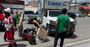 Embiste a tres personas en una motocicleta