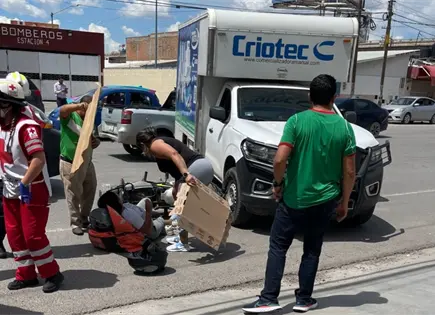 Embiste a tres personas en una motocicleta Embiste a tres personas en una motocicleta