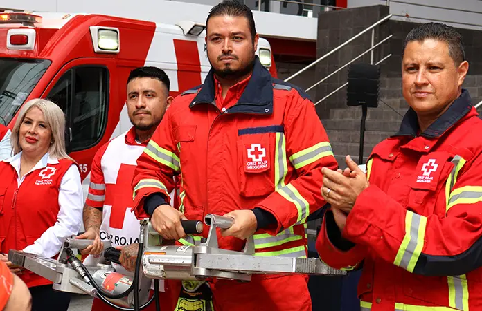 Estrena la Cruz Roja 2 ambulancias