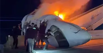 Indagan causa de choque de un jet en autopista de Texas