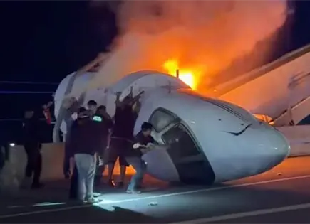 Indagan causa de choque de un jet en autopista de Texas Indagan causa de choque de un jet en autopista de Texas