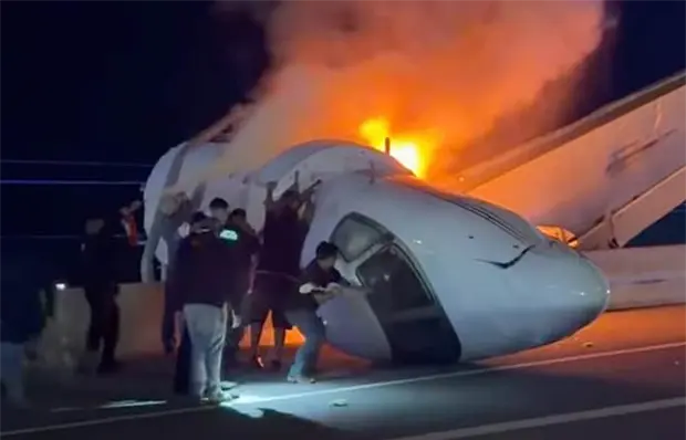 Indagan causa de choque de un jet en autopista de Texas