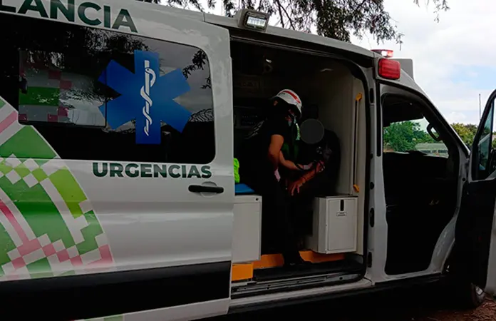 Joven, a punto de ahogarse