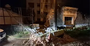 Lluvias provocan ca&iacute;da de &aacute;rbol y una barda