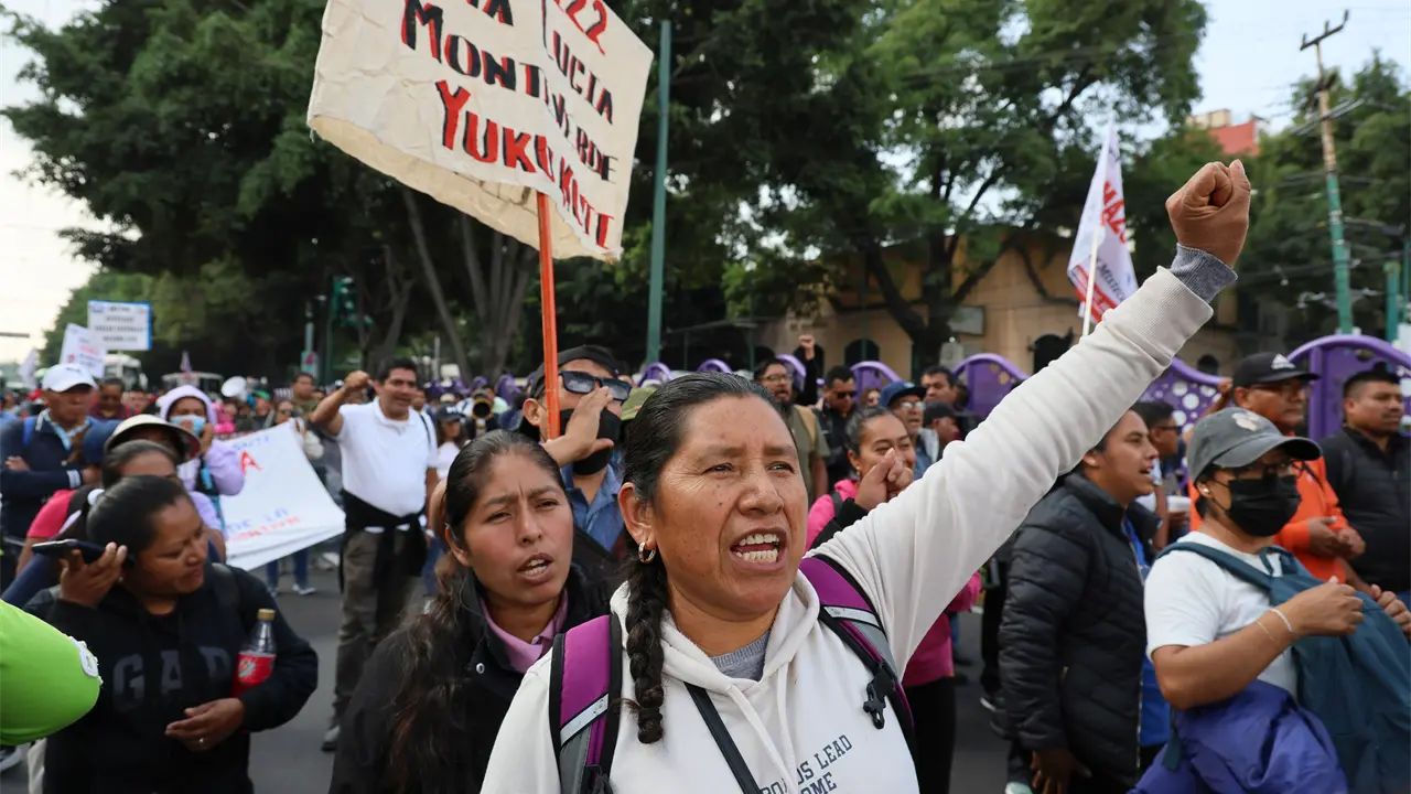 Policía bloquea marcha de maestros en Ciudad de México