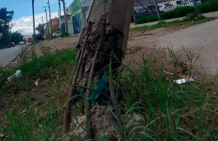 Poste inclinado pone en riesgo a peatones