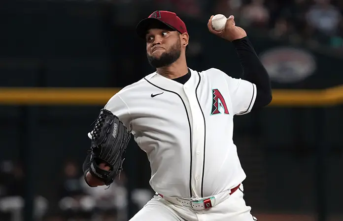 Rodríguez llega a 100 triunfos en paliza de Diamondbacks