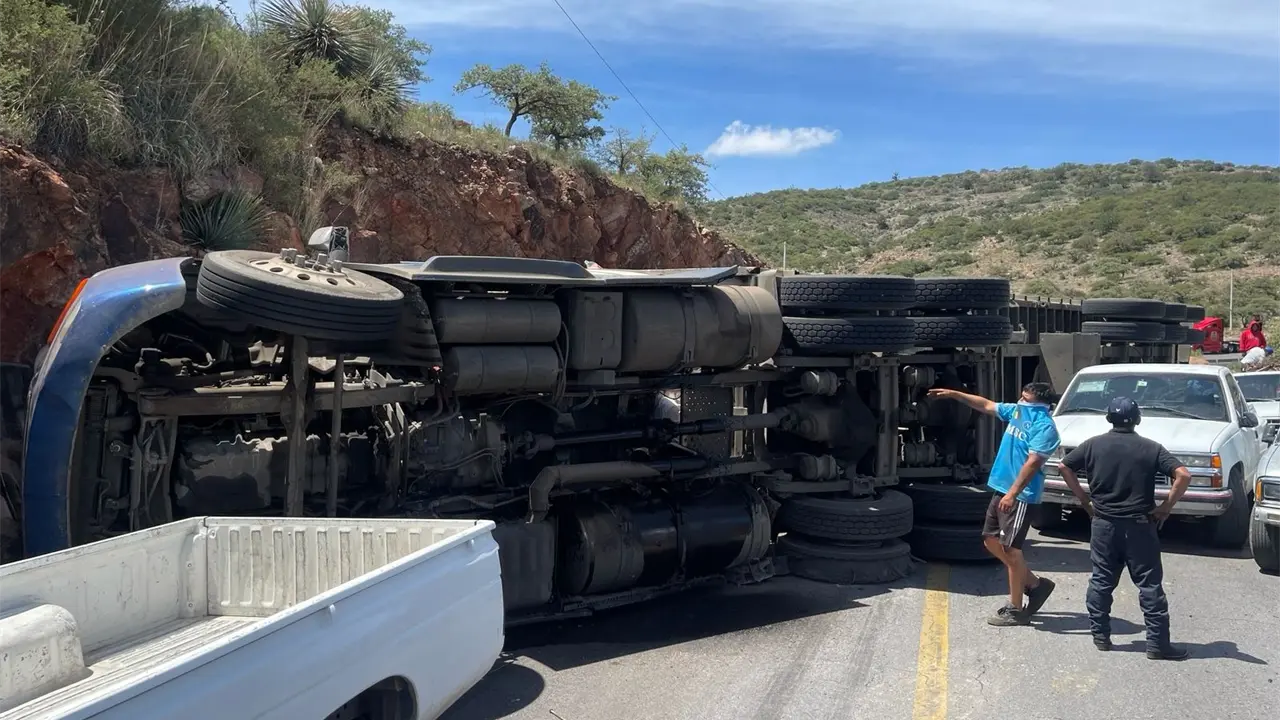 Tráiler volcado bloquea la carretera 80