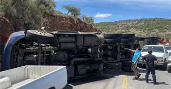 Tr&aacute;iler volcado bloquea la carretera 80