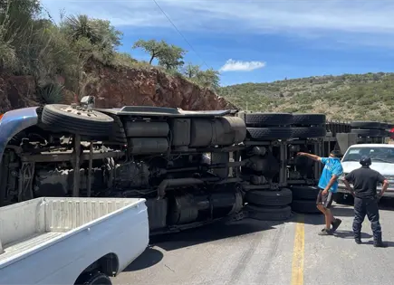 Tráiler volcado bloquea la carretera 80 Tráiler volcado bloquea la carretera 80