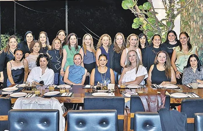CELEBRAN LOGROS