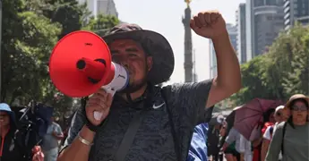 CNTE marcha por Nochixtl&aacute;n entre huelga y negociaci&oacute;n estancada
