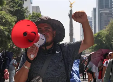 CNTE marcha por Nochixtl&aacute;n entre huelga y negociaci&oacute;n estancada