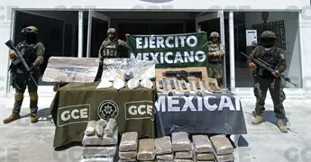 Tras operativo, aseguran veh&iacute;culo con armas y drogas en Valles