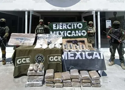 Tras operativo, aseguran vehículo con armas y drogas en Valles Tras operativo, aseguran vehículo con armas y drogas en Valles