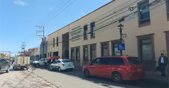 Ignoran restricci&oacute;n de estacionamiento frente al Registro Civil