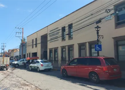 Ignoran restricción de estacionamiento frente al Registro Civil Ignoran restricción de estacionamiento frente al Registro Civil