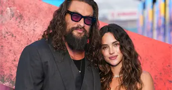 Jason Momoa asiste a premier de Supergirl en Londres con familia