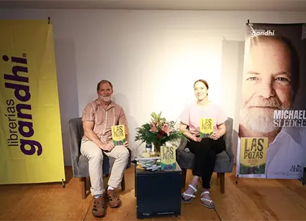 MICHAEL SLEDGE PRESENTÓ SU NOVELA "LAS POZAS" MICHAEL SLEDGE PRESENTÓ SU NOVELA "LAS POZAS"