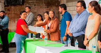 Oficial del Registro Civil se jala el cuello con enmiendas