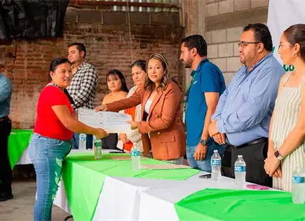 Oficial del Registro Civil se jala el cuello con enmiendas Oficial del Registro Civil se jala el cuello con enmiendas