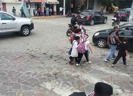 Piden instalar sem&aacute;foros en importante cruce de Pozos