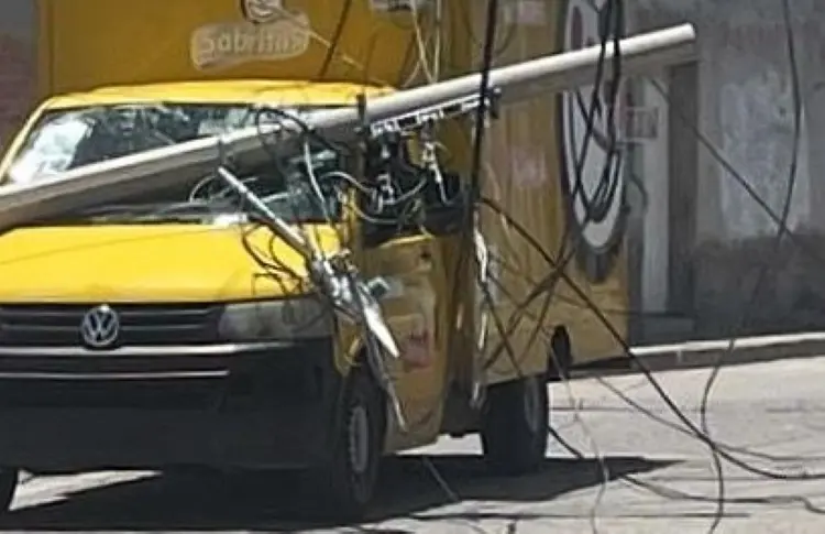 Poste de CFE cae sobre camioneta en barrio de Tequis