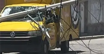 Poste de CFE cae sobre camioneta en barrio de Tequis
