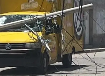 Poste de CFE cae sobre camioneta en barrio de Tequis Poste de CFE cae sobre camioneta en barrio de Tequis