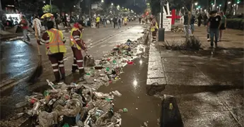 Retiran 40 toneladas de basura en el Z&oacute;calo y el &Aacute;ngel