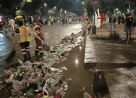 Retiran 40 toneladas de basura en el Z&oacute;calo y el &Aacute;ngel