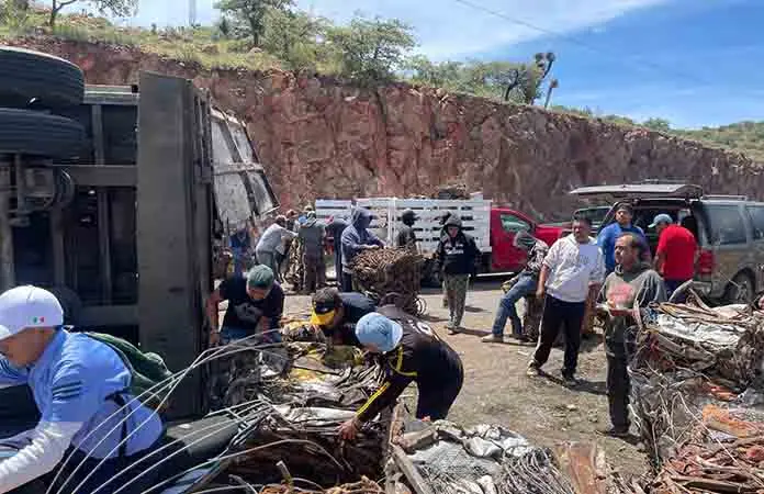 Roban bloques de chatarra tras volcarse un tráiler