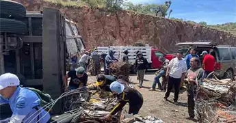 Roban bloques de chatarra tras volcarse un tr&aacute;iler