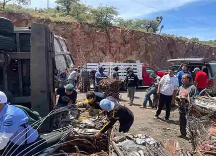 Roban bloques de chatarra tras volcarse un tr&aacute;iler