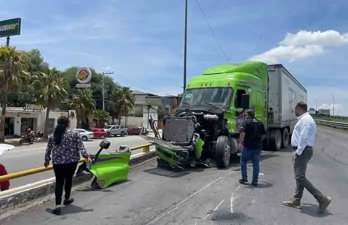 Tráiler ocasiona carambola en puente de Villa de Pozos