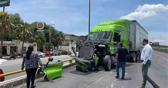 Tr&aacute;iler ocasiona carambola en puente de Villa de Pozos