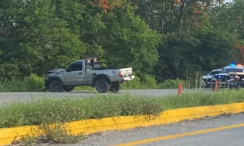 Abandonan camioneta tras choque y volcadura en Valles