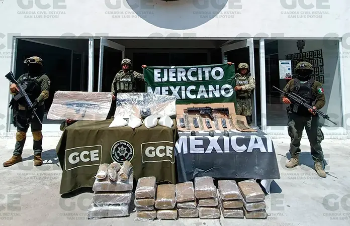 Abandonan vehículo con armas y droga